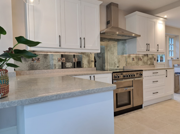 Dapur dengan cermin dinding bergaya vintage